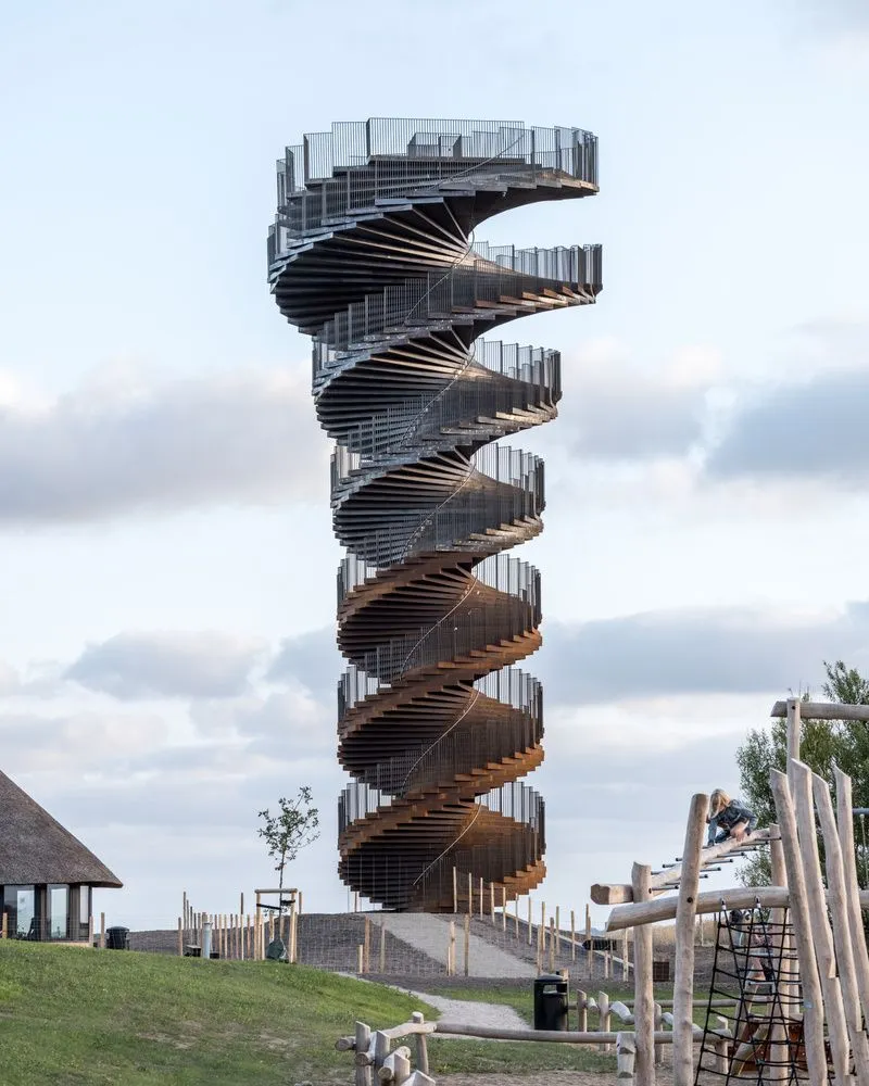 Dhismaha Tower-ka Muuqaalka Birta